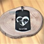 Fotogravação Aço Inox 316L: Dog tag com foto de casal em coração e nomes "Lu e Cah". Presente personalizado.