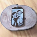 Fotogravação Aço Inox: Pingente dog tag com foto de casal gravada. Presente personalizado.