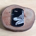 Fotogravação em aço inox 316L de dog tag com imagem de raposa. Placa pingente, presente original.