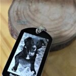 Fotogravação Aço Inox: Pingente Dog Tag com foto de cachorro e mensagem "Meg Para sempre em nossos corações