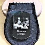 Fotogravação Aço Inox 316L dog tag presente com foto de casal e a frase "Deus nos abençoe".