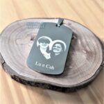 Fotogravação Aço Inox 316L: Pingente Dog Tag personalizado com foto de Lu e Cah. Presente especial.
