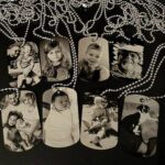 Colares com fotogravação de retratos familiares em preto e branco.