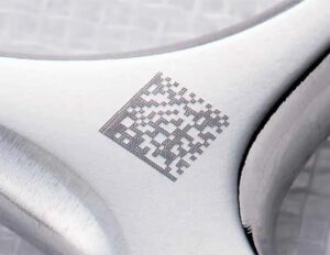 Marcação permanente em metal com código 2D. Instrumento marcado.