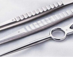 Instrumentos cirúrgicos com marcação permanente. Detalhe das ferramentas com "Imagine Ireland" gravado. Marcação.