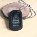 Dog Tag Fina preta com inscrição "Acampamento Submerso 2025 Samuel".