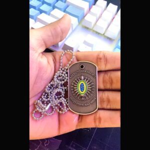 Dog tag Brasão alto relevo do Exército Brasileiro na palma da mão. "Exército Brasileiro, Braço Forte - Mão Amiga