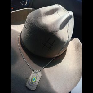 Dog Tag Brasão do Exército Brasileiro em alto relevo sobre chapéu de feltro.