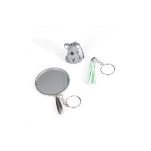 Espelho, chaveiro de coala e chaveiro com tassel verde em fundo branco.