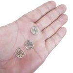 Pingentes de árvore da vida na mão. Mania de Metal