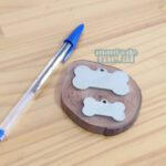 Pingente pet em aço inox, formato osso. Mania de Metal