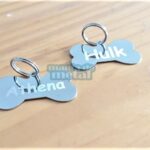 Placas de identificação pet gravadas em formato de osso Mania de Metal