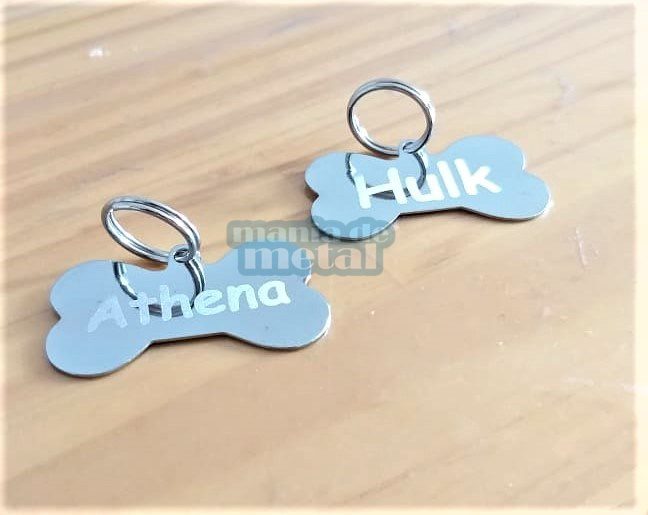 Placas de identificação pet gravadas em formato de osso Mania de Metal