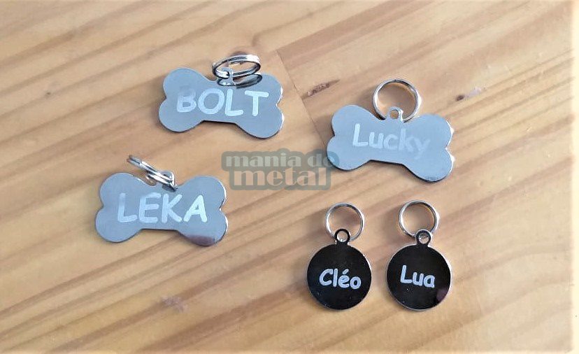 Plaquinhas pet gravadas com nomes Mania de Metal